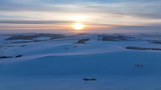 航拍大兴安岭冬天雪景夕阳视频的预览图
