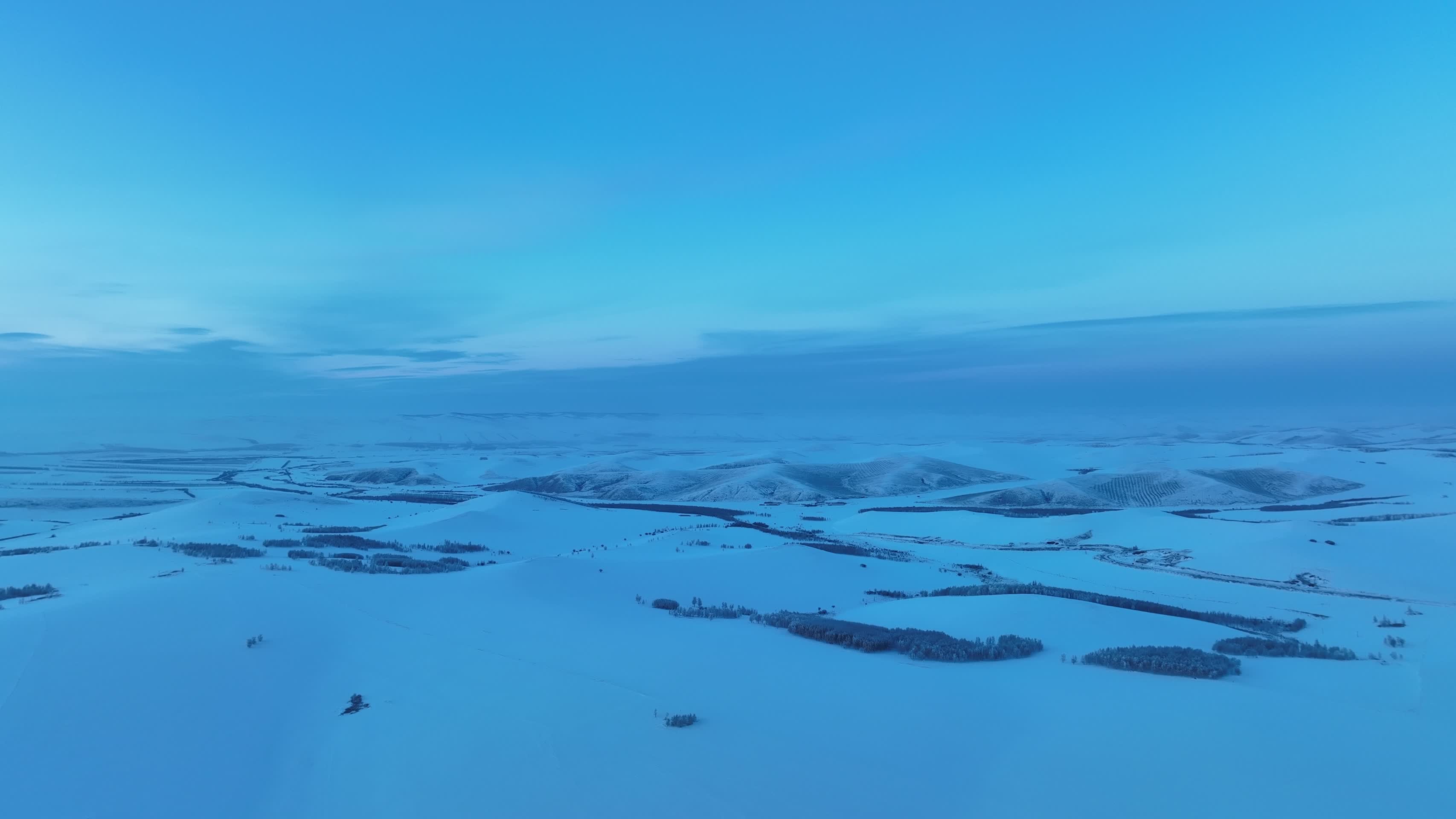 航拍大兴安岭丘陵山区寒冬雪景风光视频的预览图
