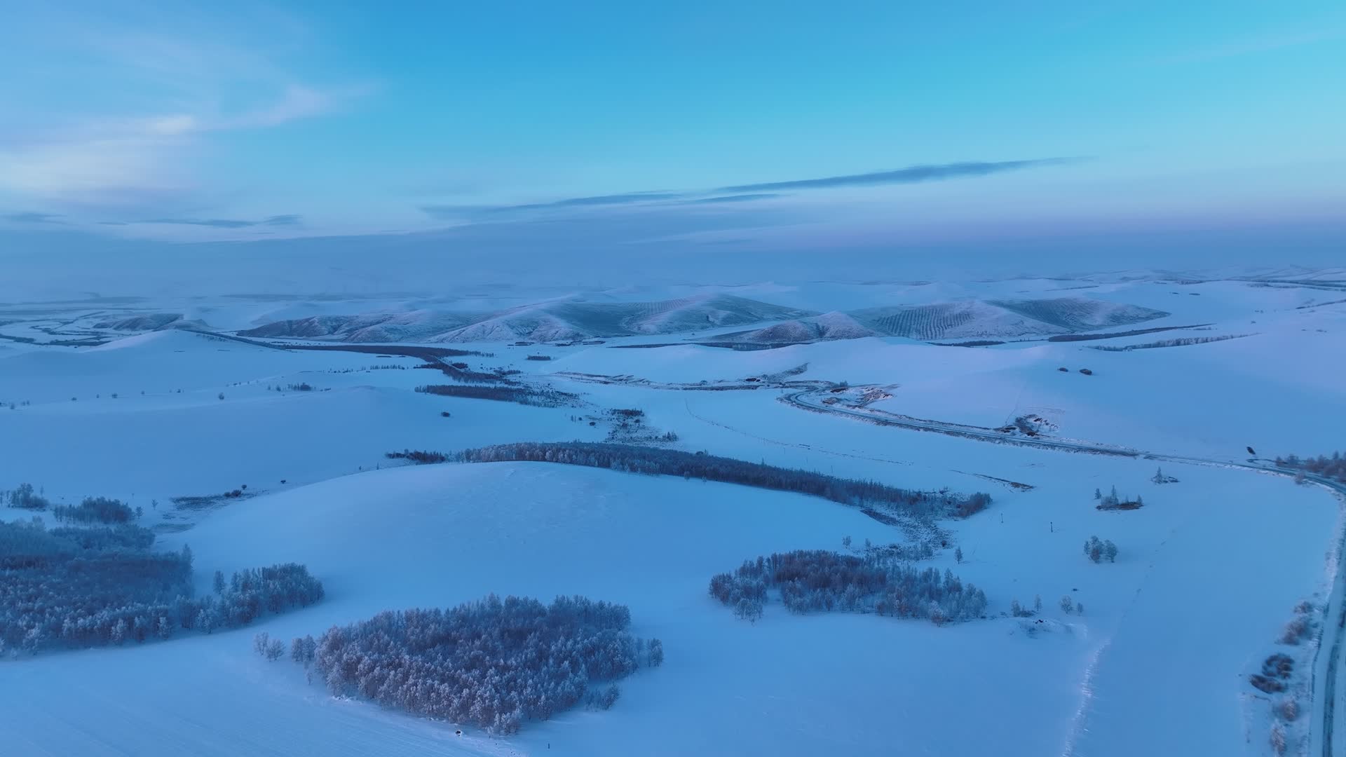航拍大兴安岭丘陵山地寒冬雪景雾凇视频的预览图