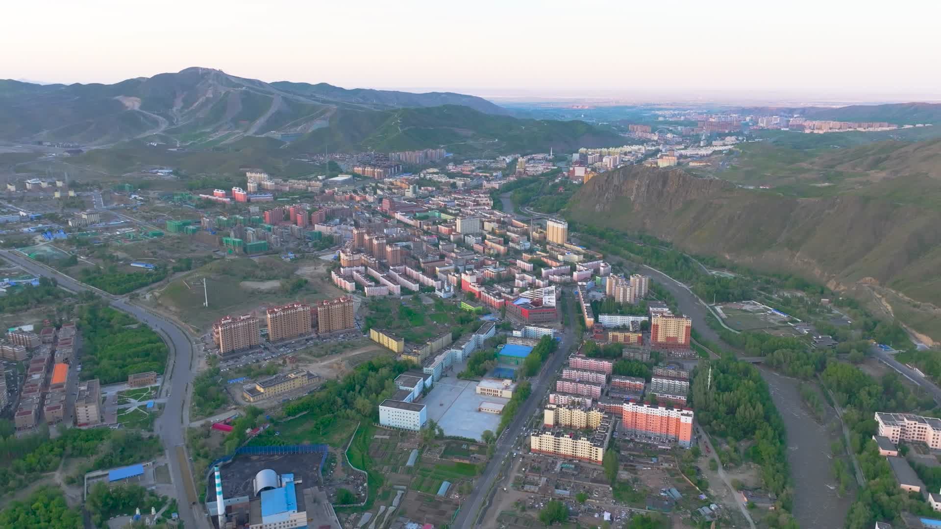 4K航拍新疆阿勒泰县城城市风光视频的预览图