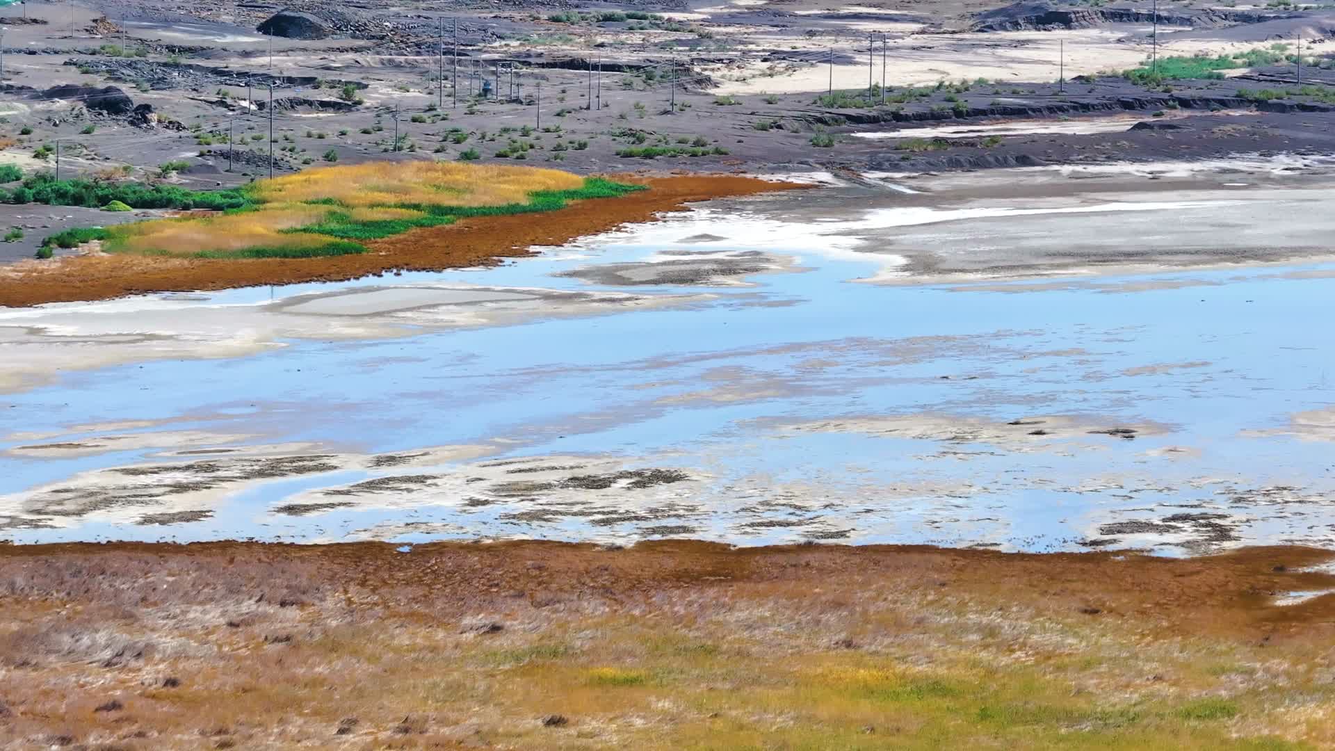 4K航拍新疆乌尔禾区的魔鬼城河流地貌视频的预览图