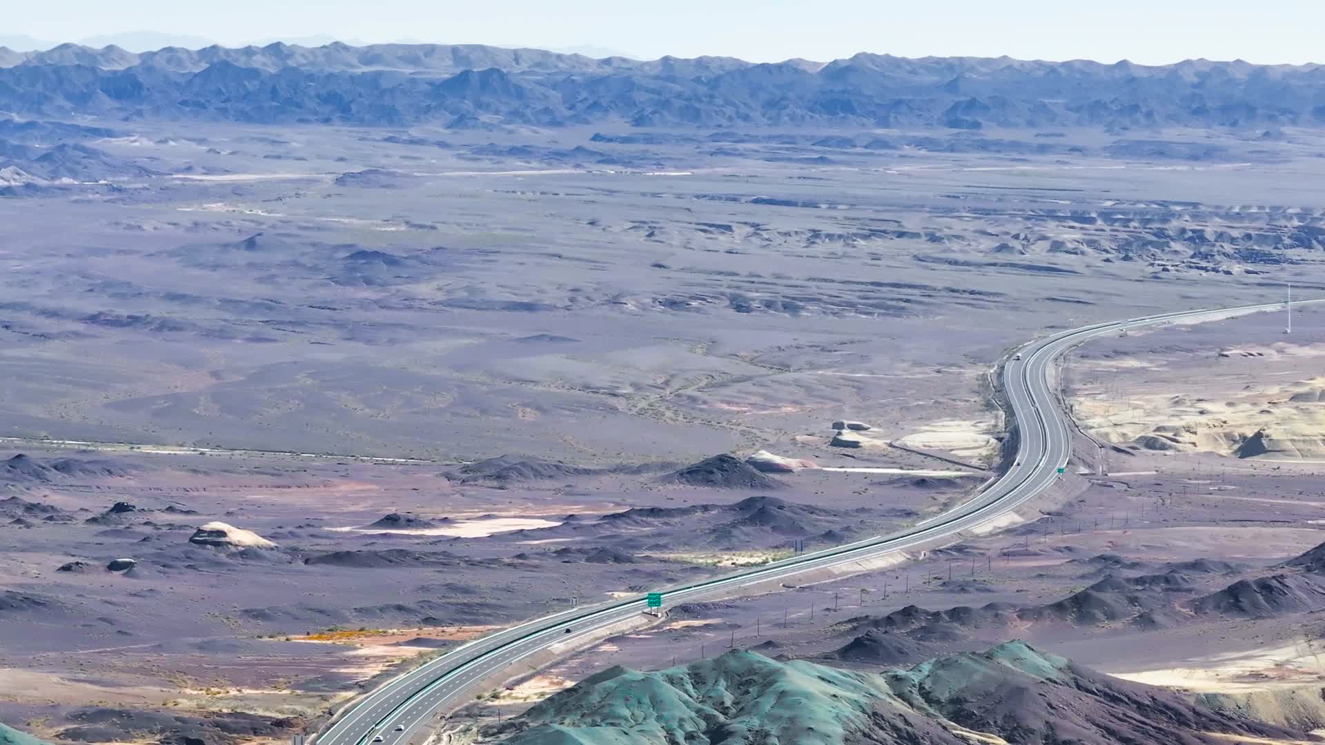 4K航拍新疆乌尔禾的魔鬼城公路风景视频的预览图
