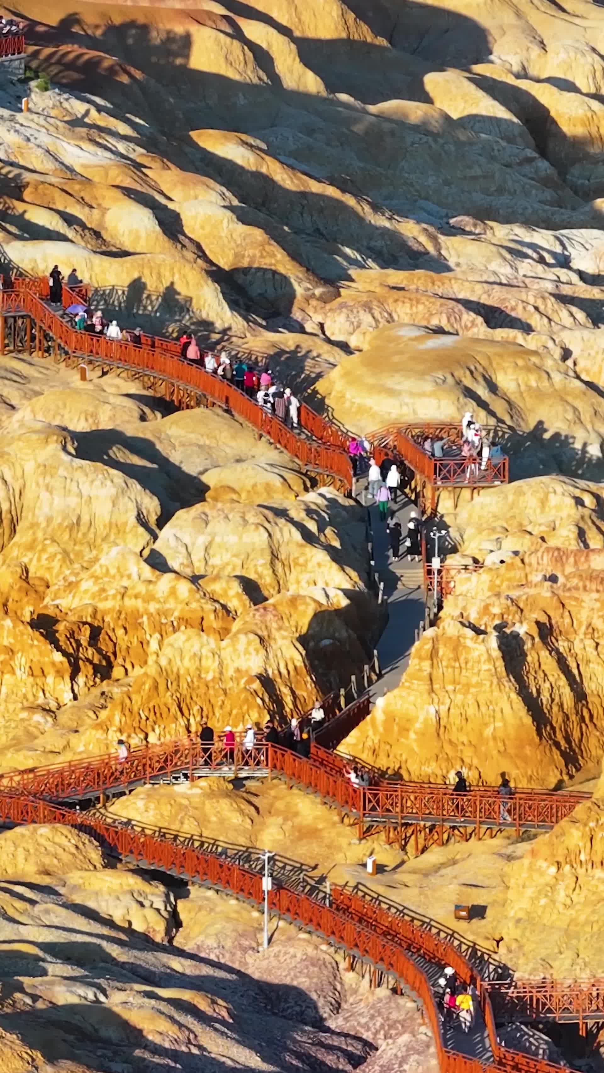 高清竖屏航拍五彩滩大峡谷栈道视频的预览图