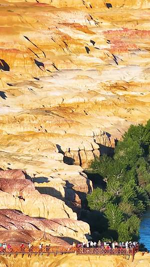 高清竖屏航拍五彩滩大峡谷斑斓光影视频的预览图