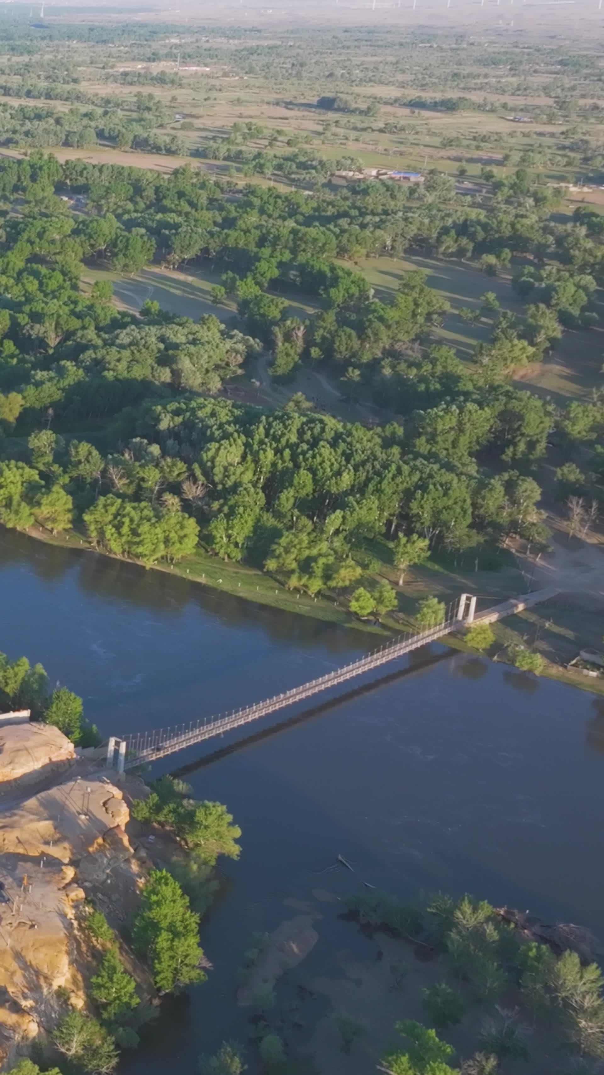 高清竖屏航拍五彩滩大峡谷河流视频的预览图