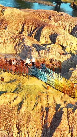 高清竖屏航拍五彩滩大峡谷日落美景视频的预览图