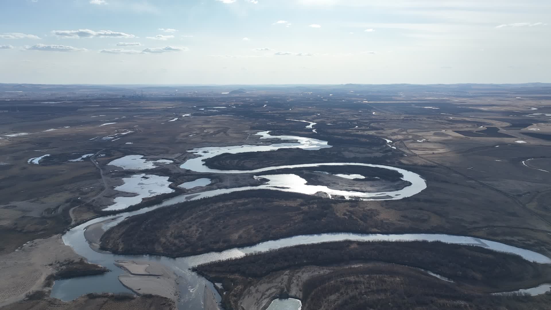 航拍春天冰雪融化后海拉尔河湿地视频的预览图