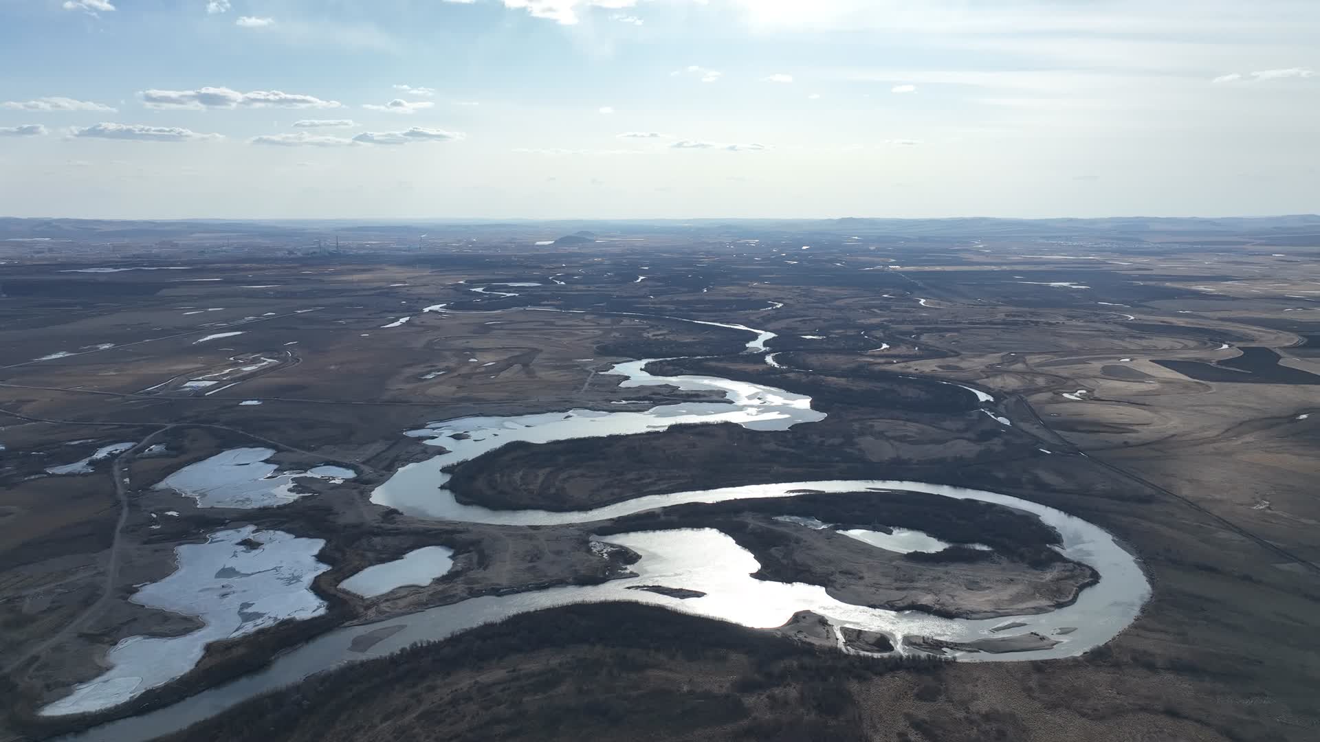 航拍春天冰雪融化后海拉尔河湿地视频的预览图