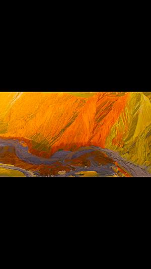 4K航拍新疆塔城安集海大学峡谷奇观视频的预览图