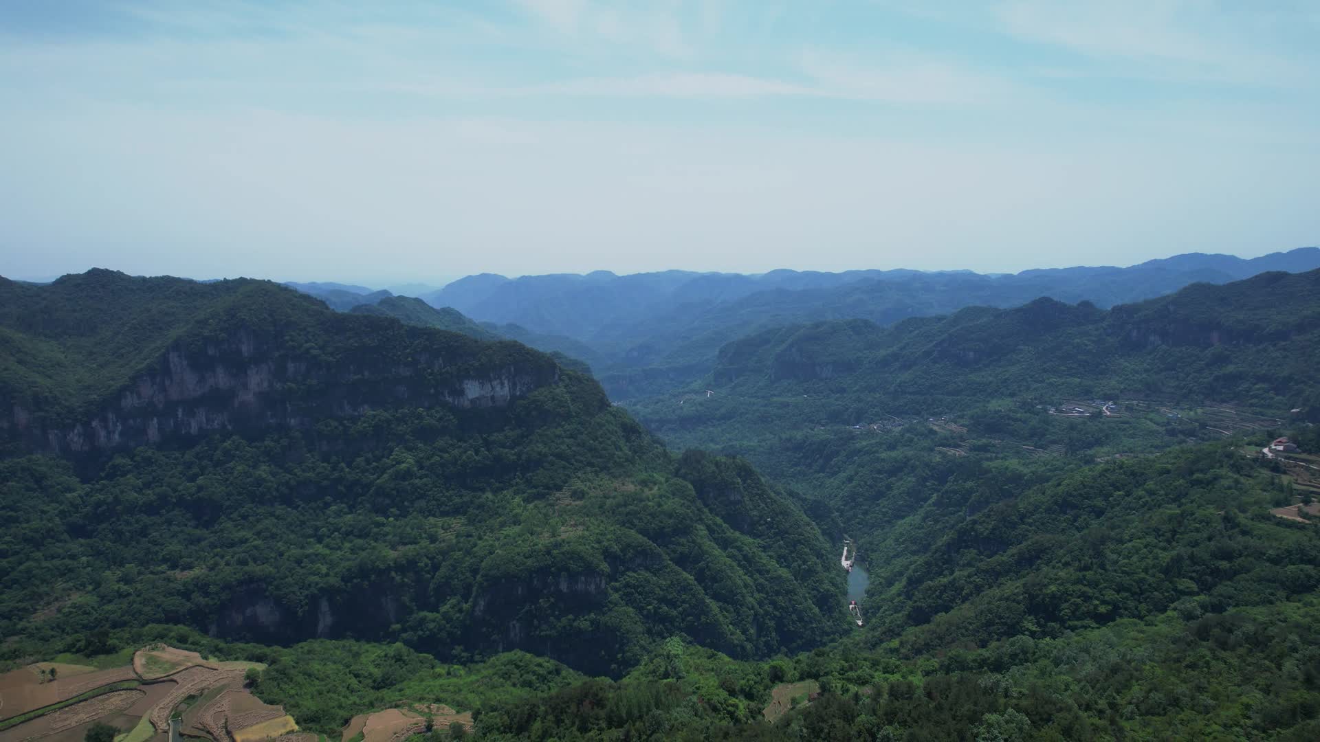 4K山峰峭壁自然风光自然峡谷航拍视频视频的预览图