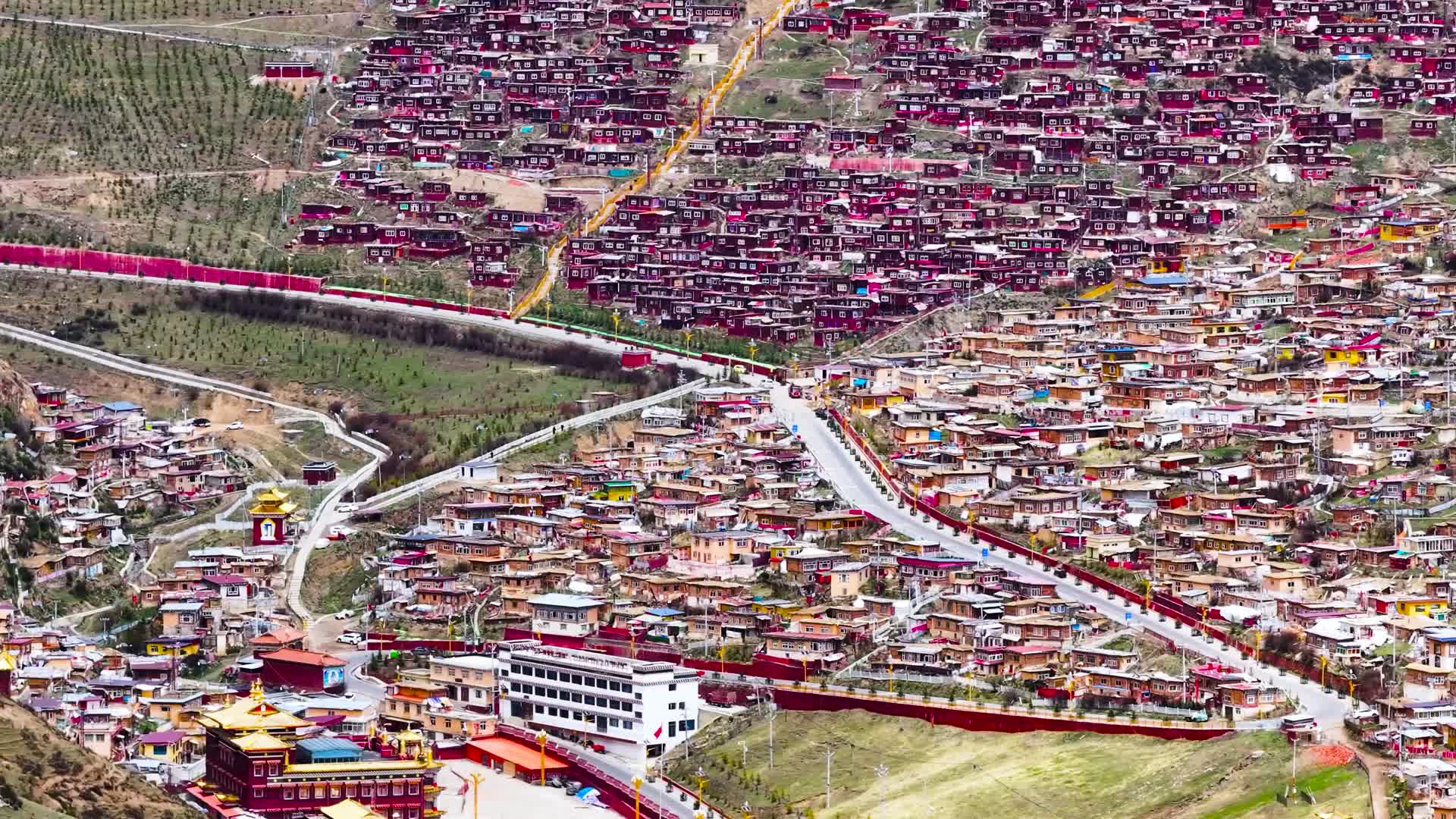 4K航拍四川甘孜色达红色建筑群视频的预览图
