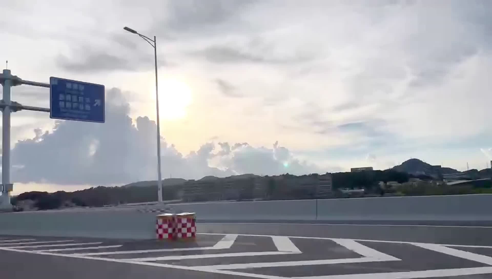 行驶在公路上拍摄落日夕阳视频的预览图