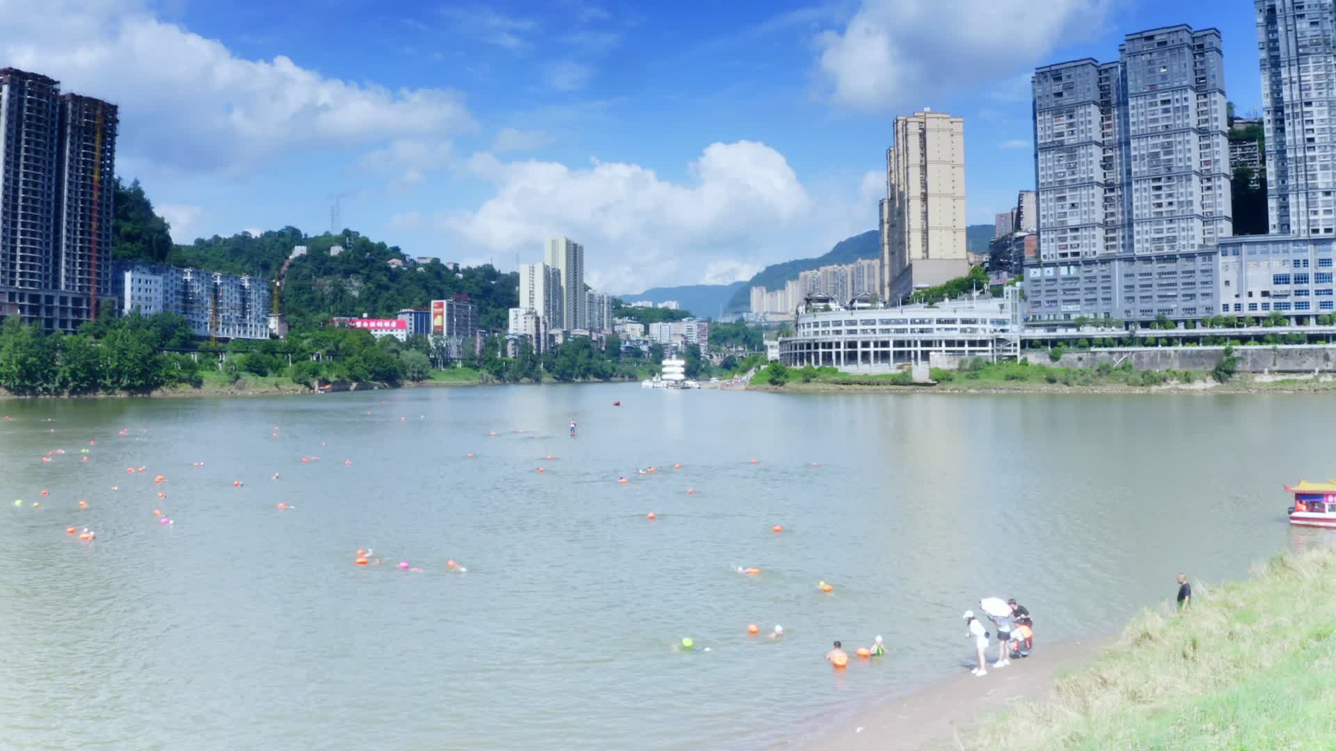 河水中的小县城视频的预览图