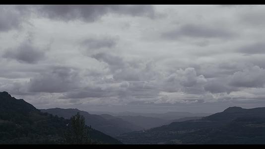 乌云翻滚的大巴山视频的预览图