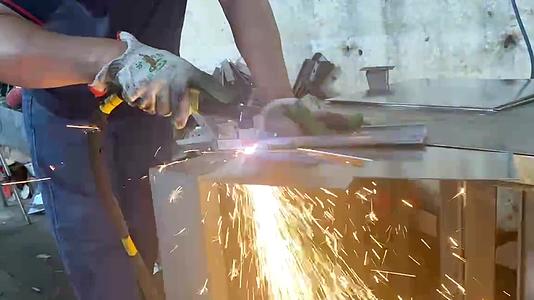 工业电焊切割电切烧焊火花四溅视频的预览图