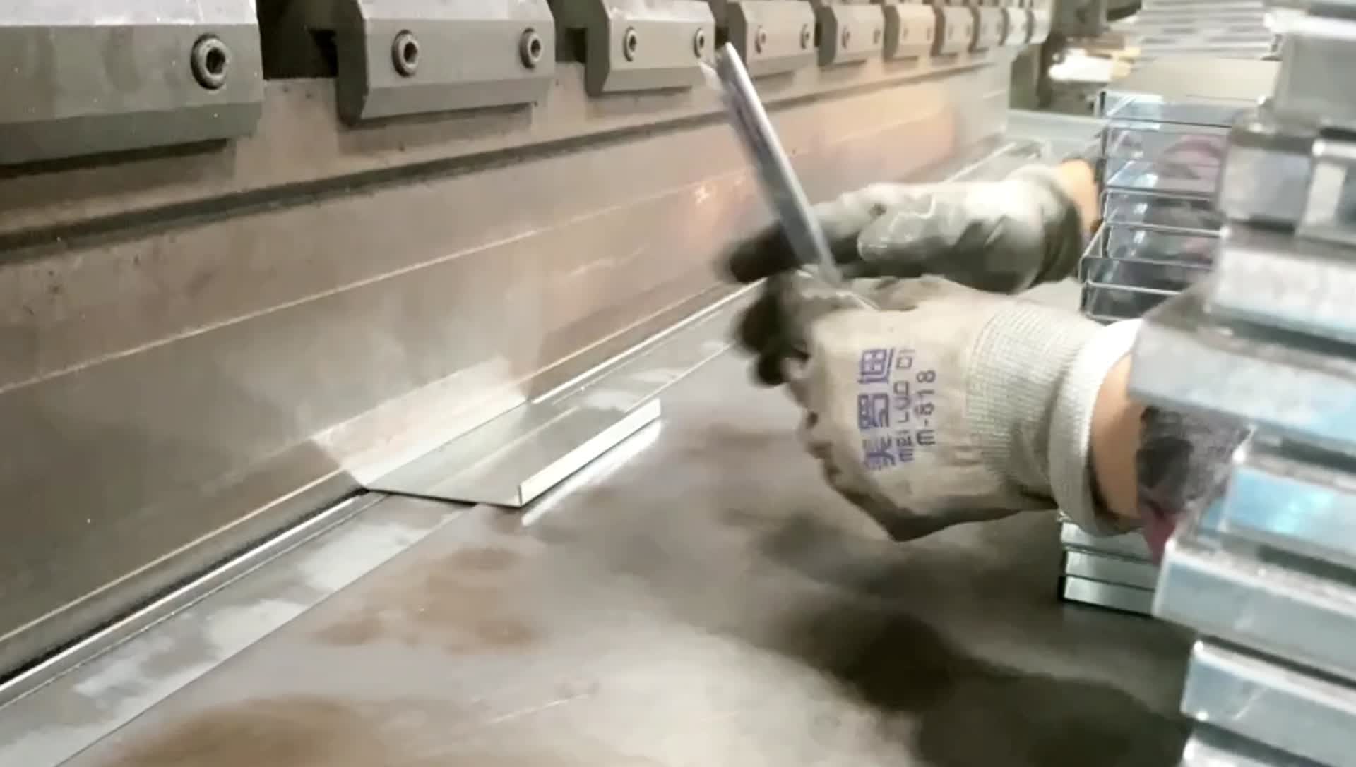 工业机器生产铁板配件钢板折弯人力加工视频的预览图