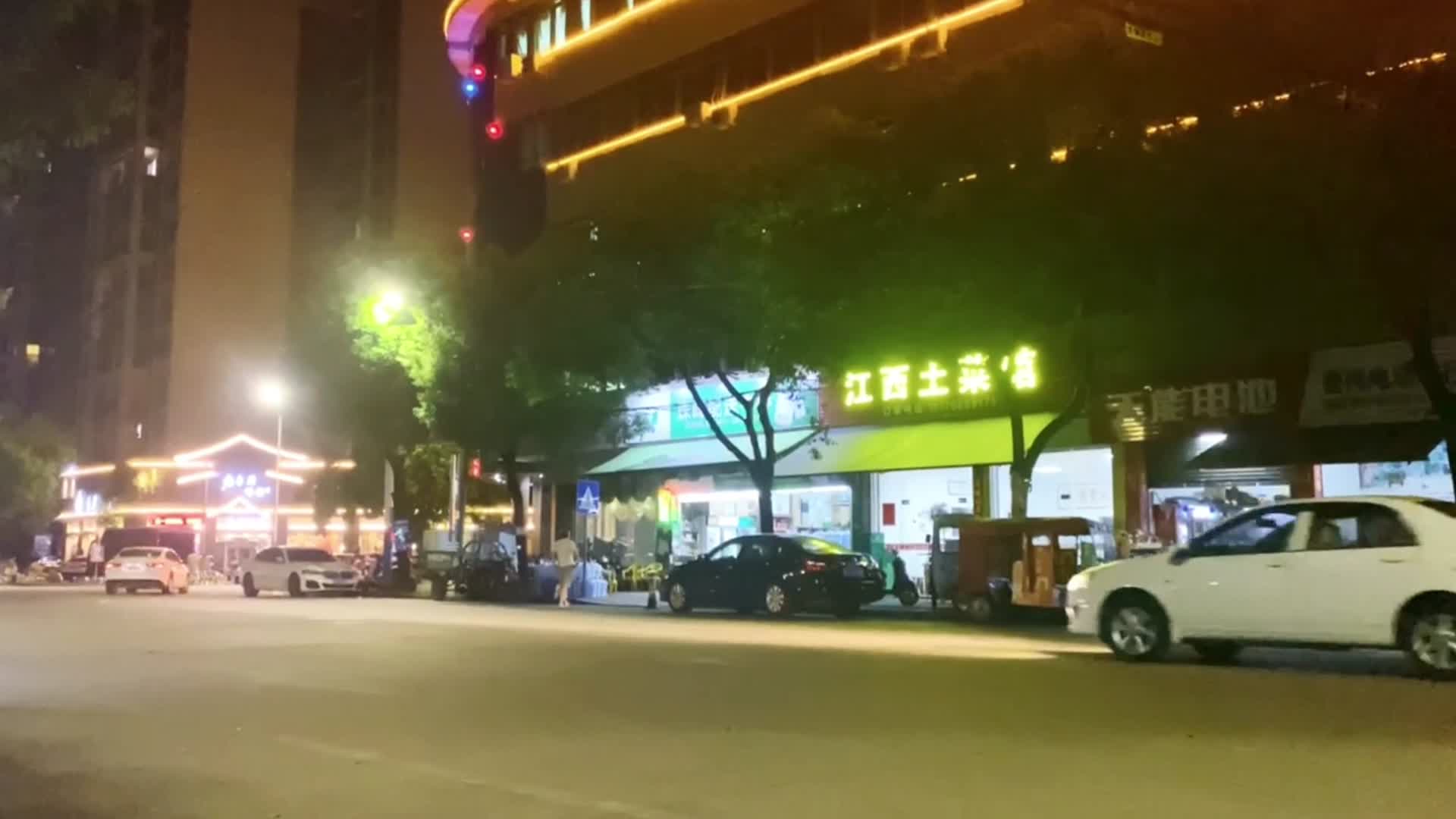 城市夜景夜晚马路灯光流动汽车灯视频的预览图