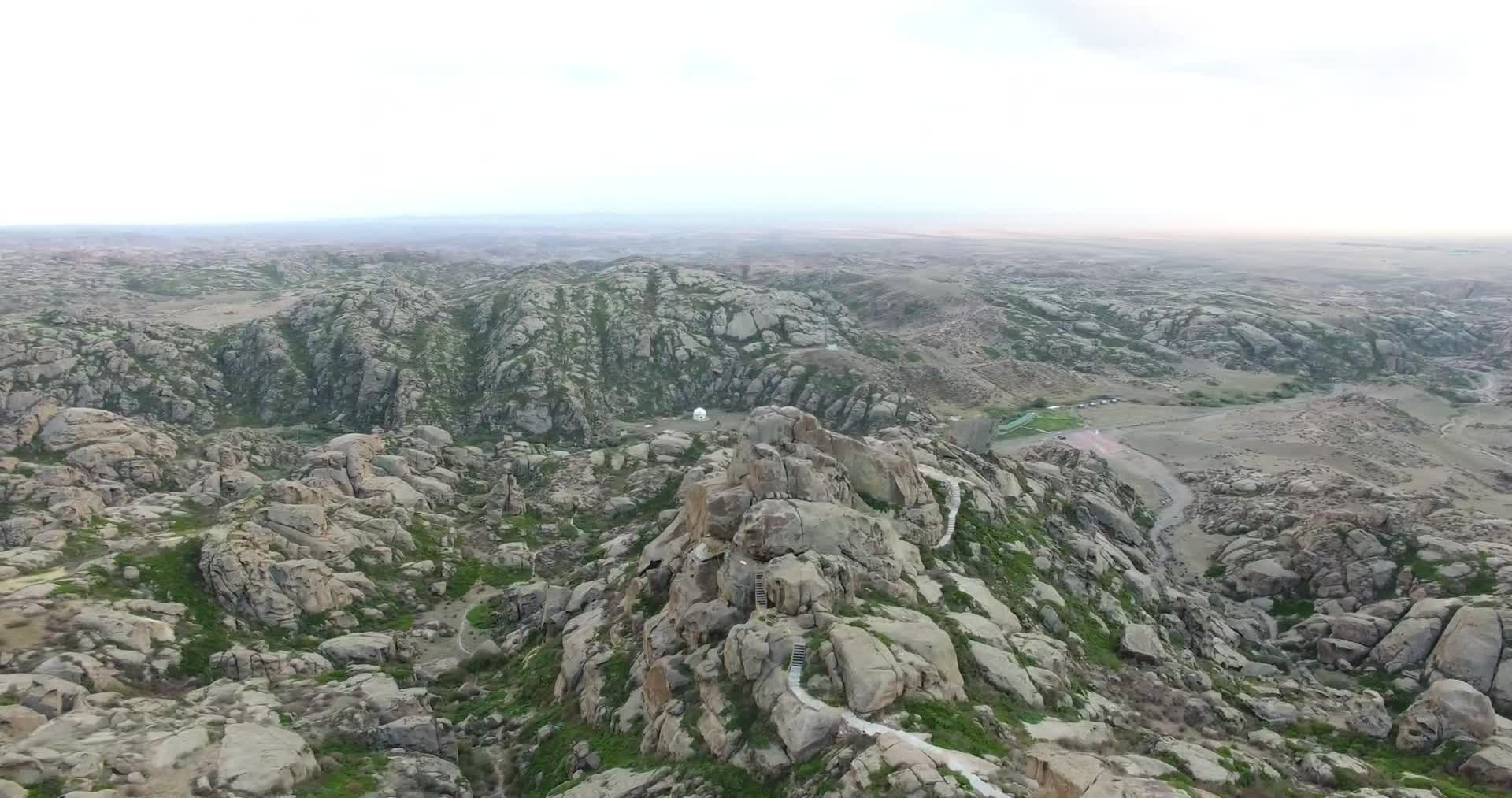 B1新疆准噶尔盆地大漠戈壁山峦1视频的预览图