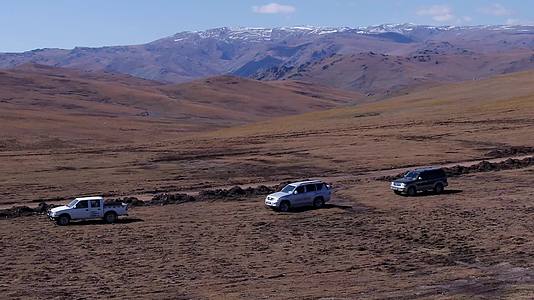 B新疆准噶尔敖包独山汽车山景视频的预览图