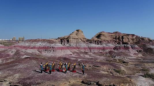 B新疆准噶尔盆地大漠戈壁民族舞蹈4视频的预览图