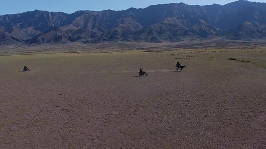 B新疆准噶尔盆地策马奔腾1视频的预览图
