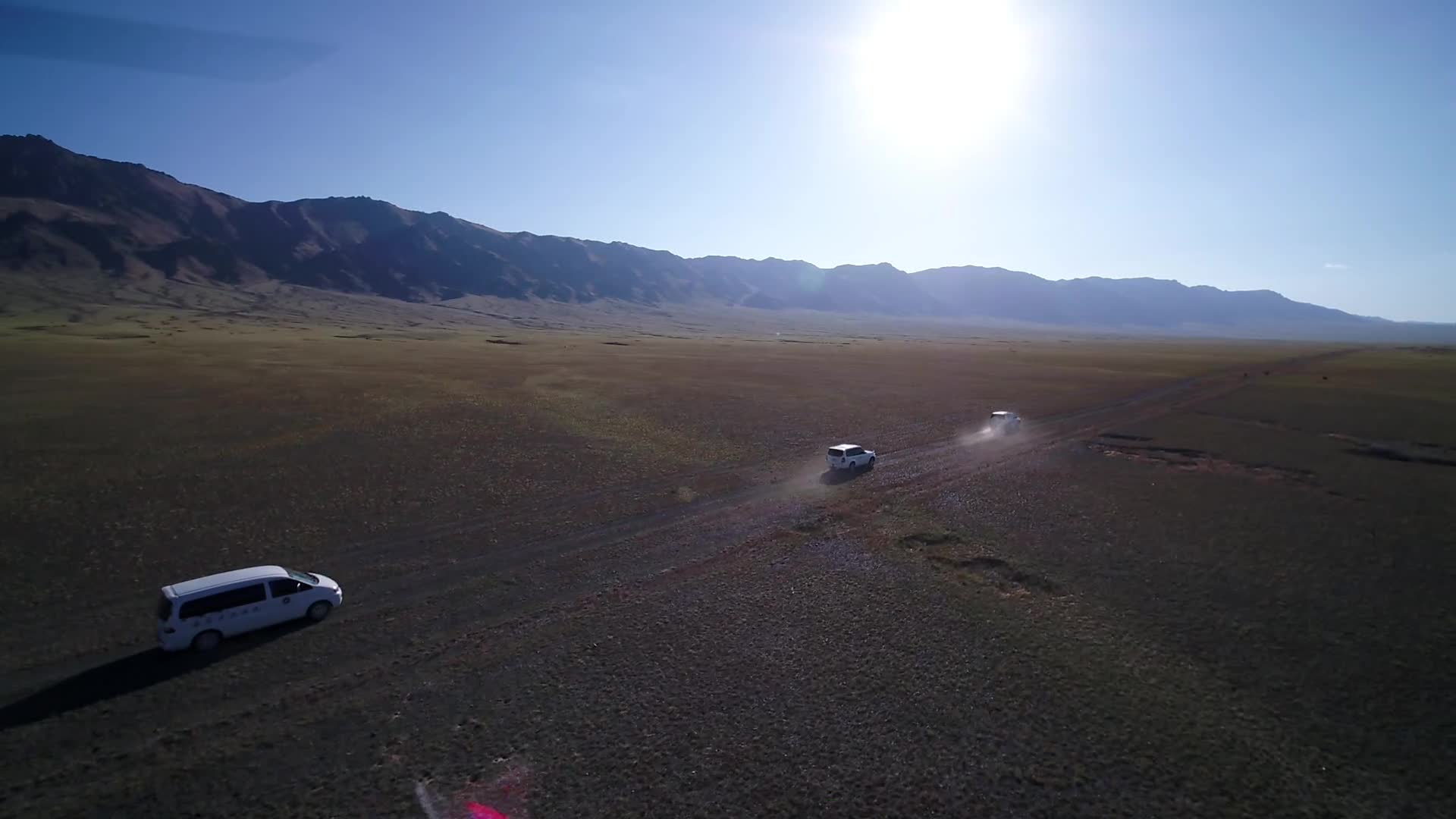 B新疆准噶尔盆地大漠戈壁车队行驶2视频的预览图