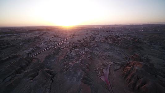 B新疆准噶尔盆地大漠戈壁山峦傍晚6视频的预览图