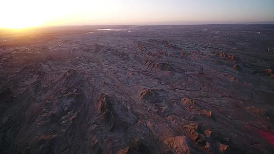 B新疆准噶尔盆地大漠戈壁山峦傍晚5视频的预览图