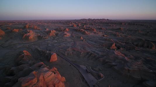 B新疆准噶尔盆地大漠戈壁山峦傍晚7视频的预览图