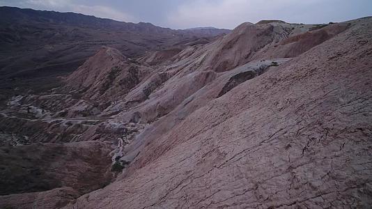 B新疆准噶尔盆地大漠戈壁山峦6视频的预览图