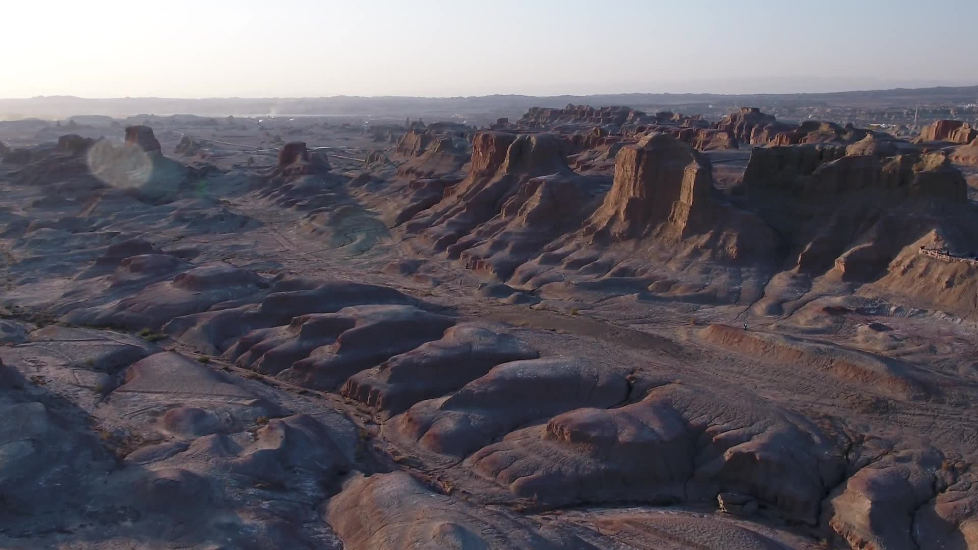 B新疆准噶尔盆地大漠戈壁山峦傍晚2视频的预览图