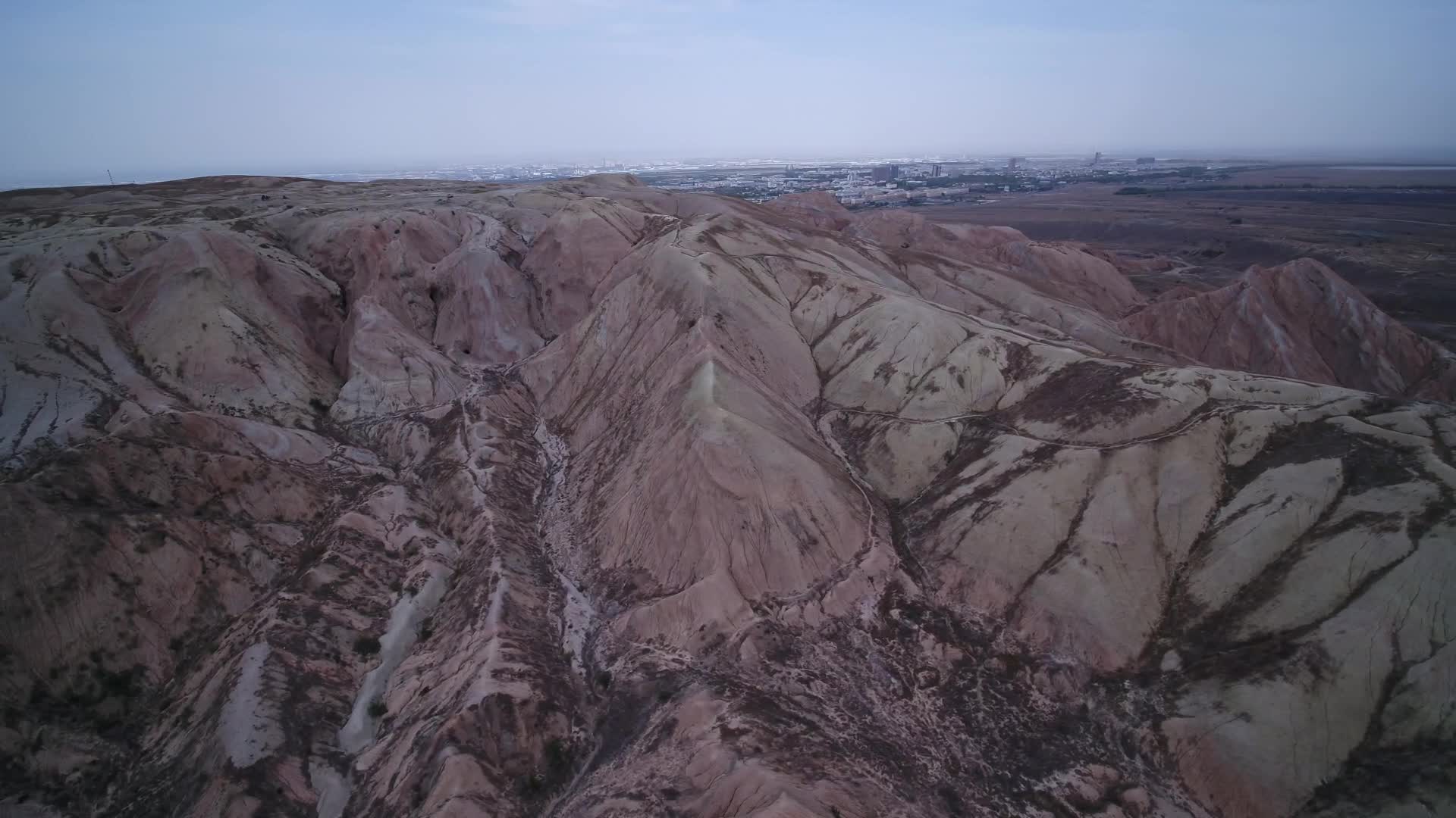 B新疆准噶尔盆地大漠戈壁山峦5视频的预览图