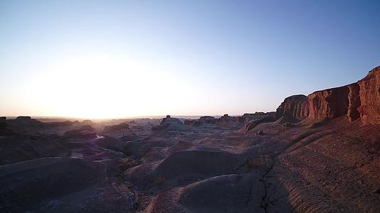 B新疆准噶尔盆地大漠戈壁山峦傍晚3视频的预览图