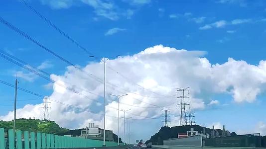 公路蓝色天空白云车流视频的预览图