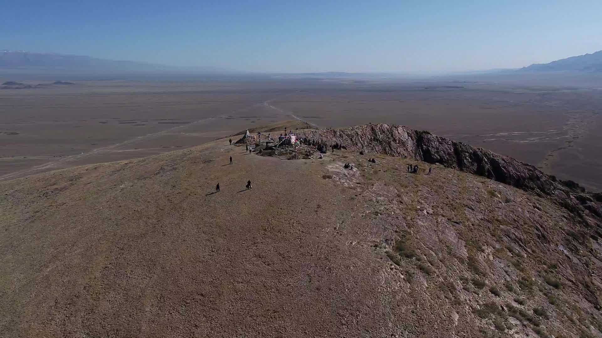 B新疆准噶尔盆地山顶祭祀活动1视频的预览图
