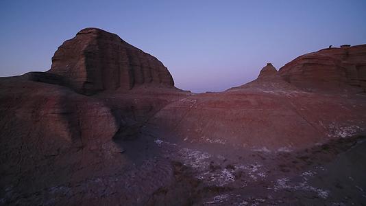 B新疆准噶尔盆地大漠戈壁山峦和公路傍晚视频的预览图