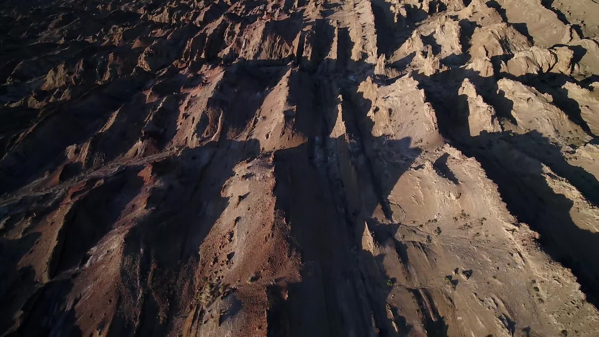 B新疆准噶尔盆地千沟万壑下午2视频的预览图