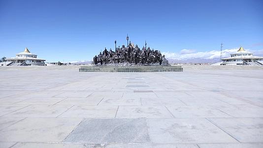B新疆准噶尔废王城白天江格尔英雄雕塑1视频的预览图