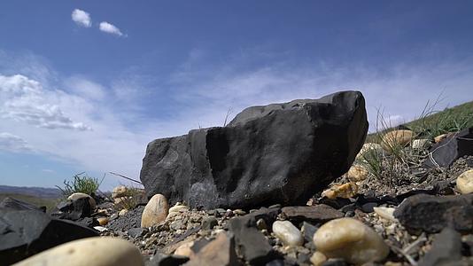 B新疆准噶尔巨石运镜静物白天视频的预览图