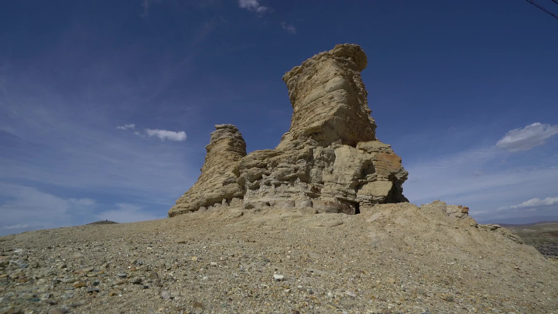 B新疆准噶尔巨石动静结合白天视频的预览图