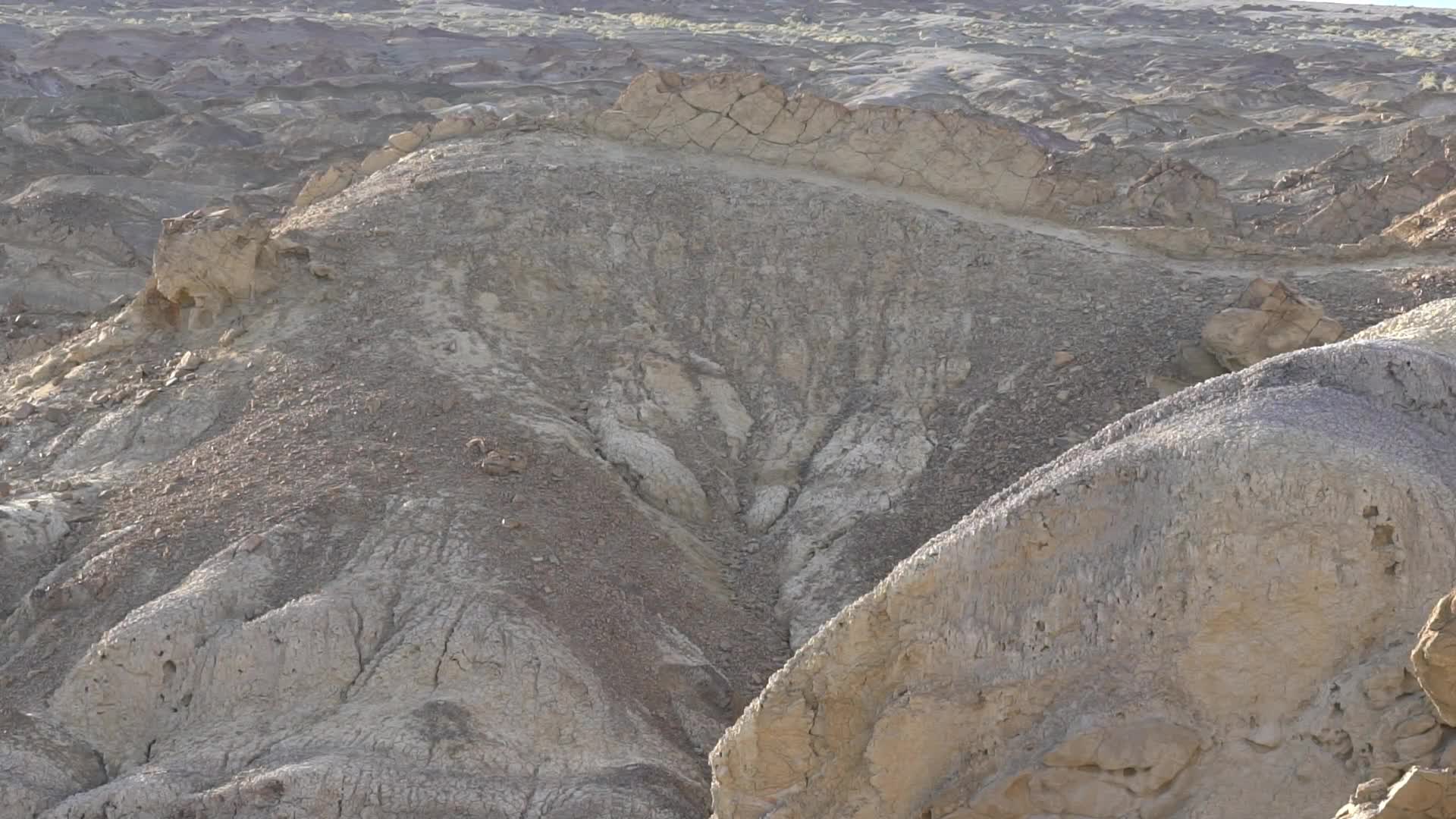 B新疆准噶尔盆地山峦沟壑白天定机位视频的预览图
