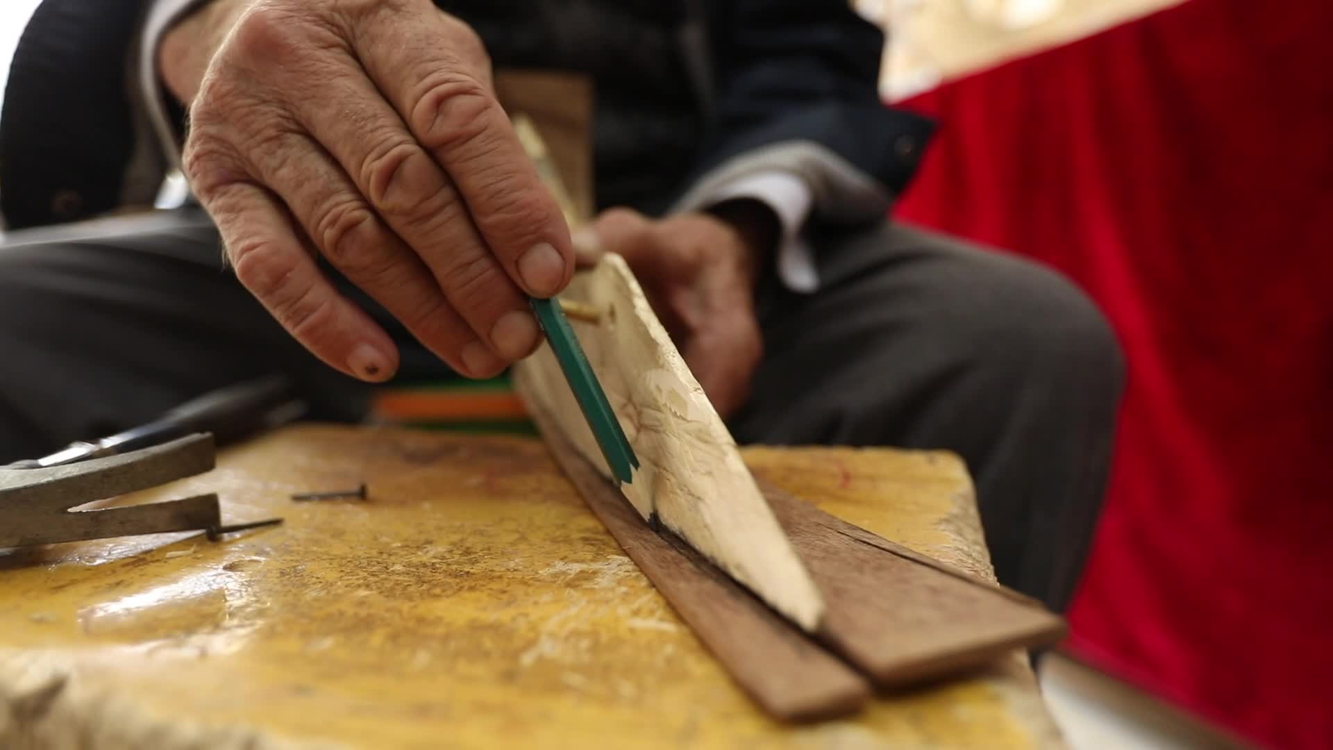 B新疆准噶尔手工匠人制作冬不拉6视频的预览图