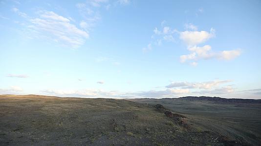 B新疆准噶尔卡山云朵飘动日落视频的预览图
