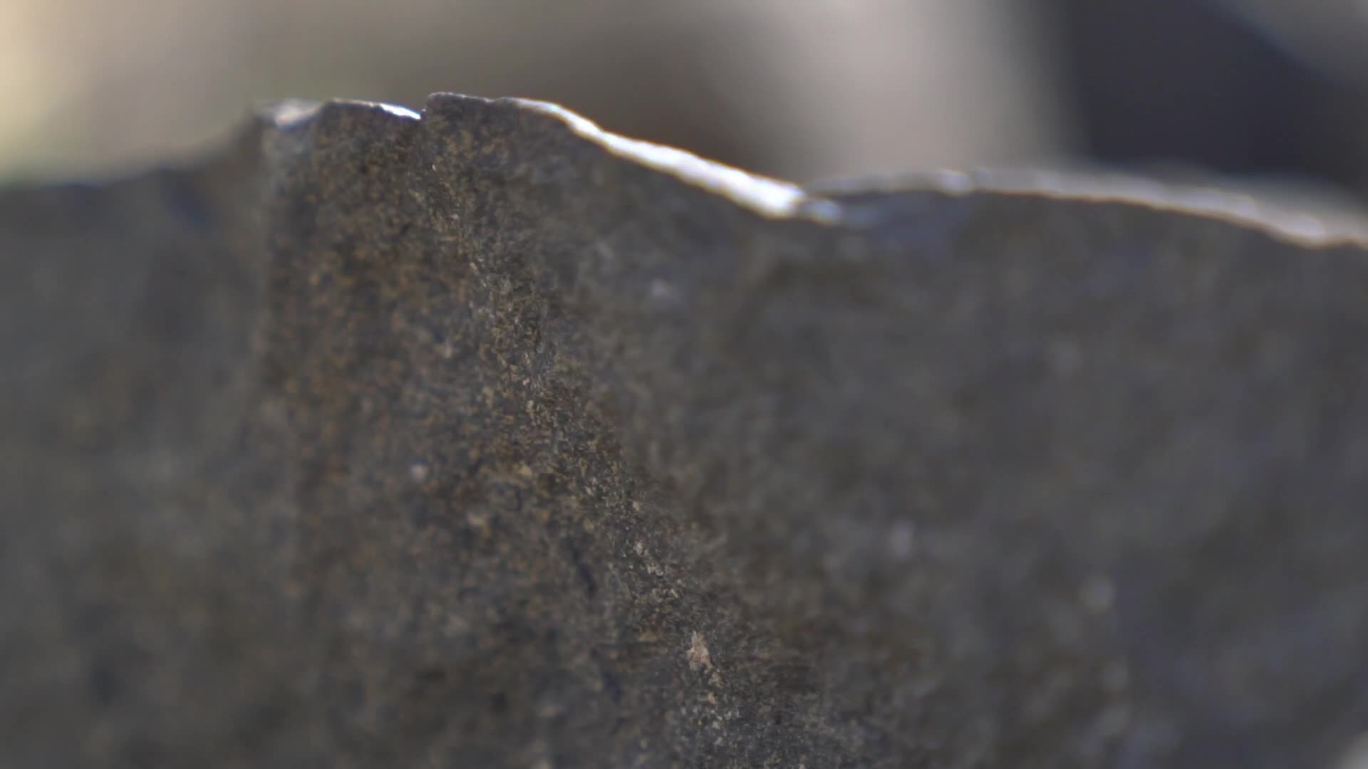 B新疆准噶尔碎石堆烈日下的石头特写视频的预览图