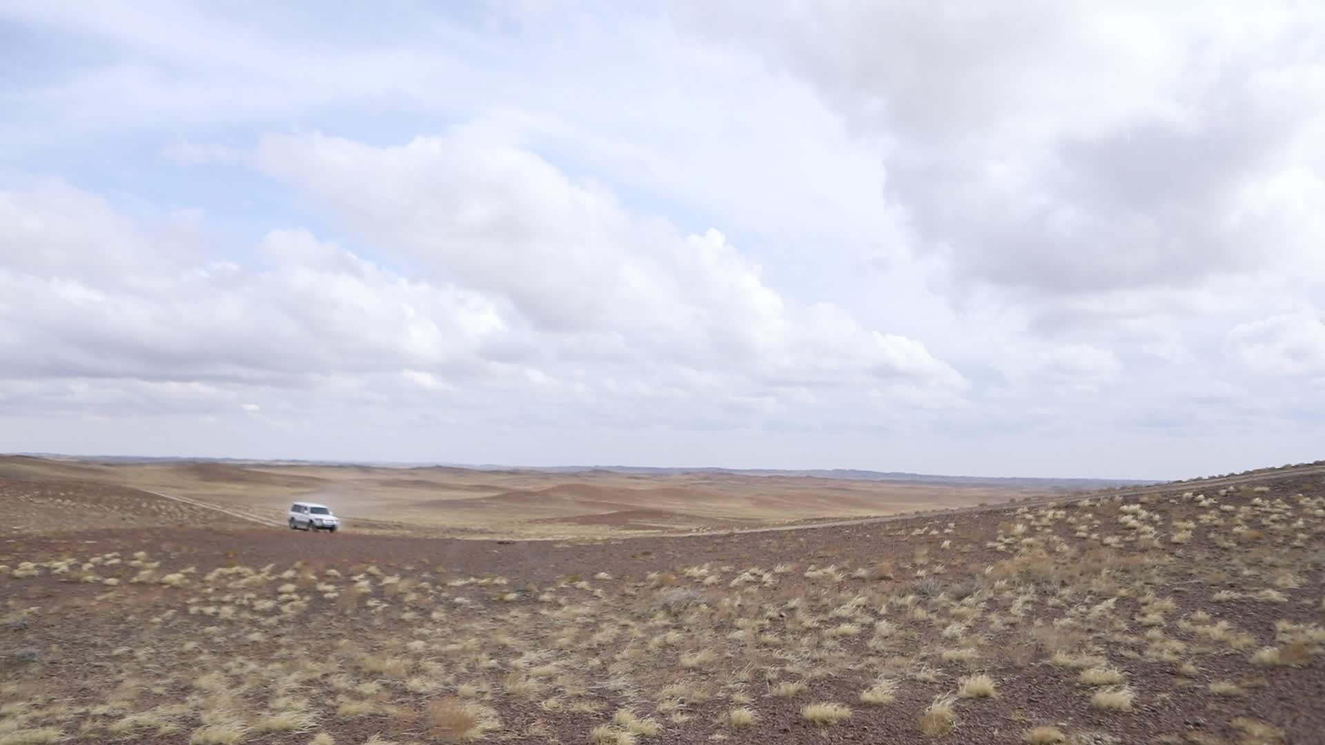 B新疆准噶尔卡山白天荒野行车2视频的预览图