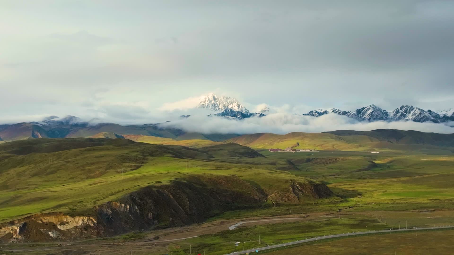 4K航拍四川甘孜雅拉雪山自然风景视频的预览图