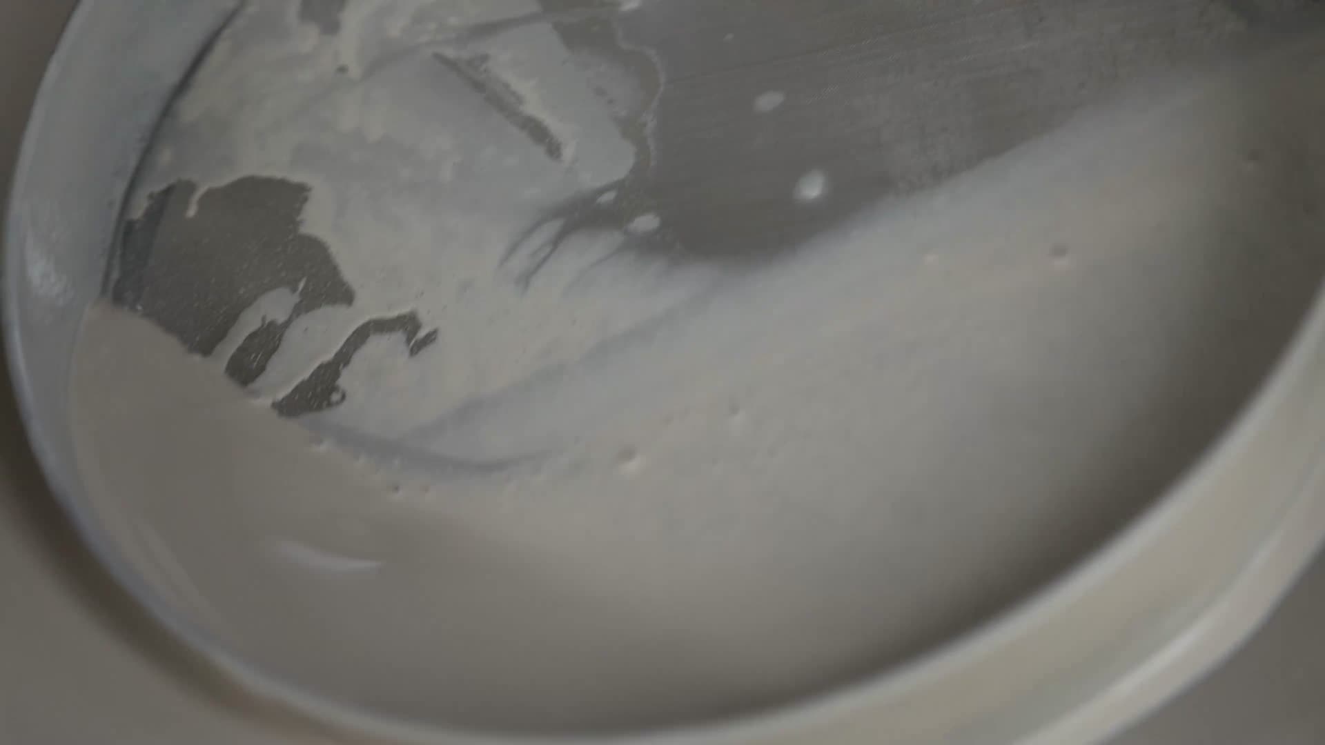 J浙江温州苍南碗窑给碗上色4k实拍视频视频的预览图