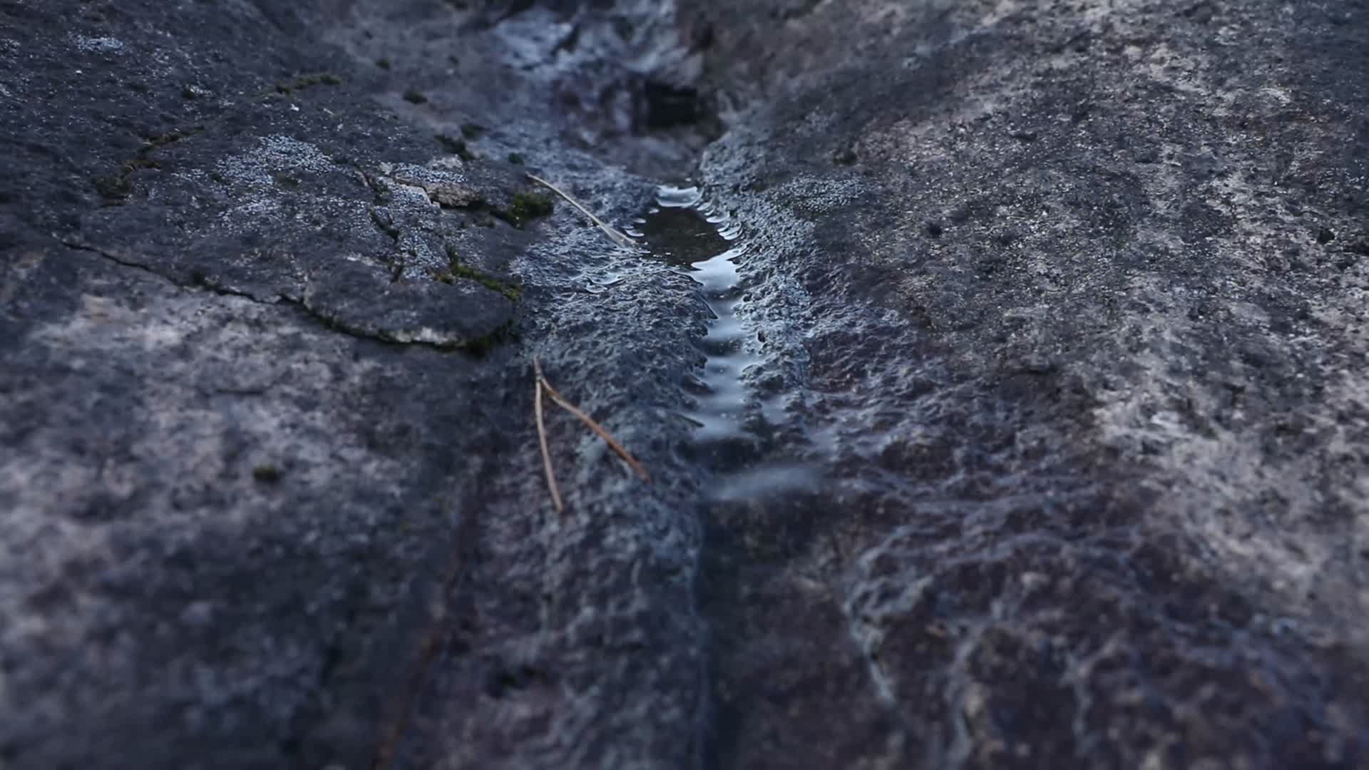 J浙江温州苍南碗窑石头表面的水流4k实拍视频1视频的预览图