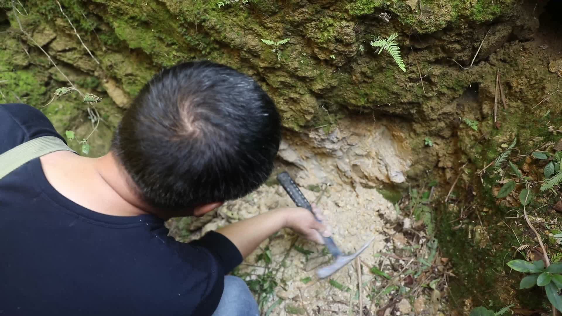 J浙江温州苍南碗窑敲矿石4k实拍视频视频的预览图