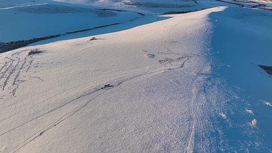 航拍大兴安岭丘陵山地雪景视频的预览图
